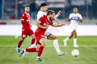 Numa Lavanchy à la lutte pour le ballon face à l'attaquant du LS, Alban Ajdini